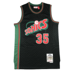 Camiseta NBA Los Angeles Lakers Russell Westbrook 0 City Edition Nike Negra. La Camiseta NBA Los Angeles Lakers Russell Westbrook 0 City Edition Nike Negra es una indumentaria repleta de mística, elegancia y jerarquía que inmortaliza la etapa de Russell Westbrook en su ciudad natal vistiendo el emblemático dorsal "0". Diseñada bajo la cotizada serie City Edition / Lore, esta musculosa rinde tributo a la memoria y filosofía Mamba adoptando una sobria base en negro profundo. En el centro del torso resalta la clásica palabra "LAKERS" en tipografía deportiva morada enmarcada por finas líneas en amarillo oro, acompañada por el inconfundible dorsal "0" en el mismo esquema cromático. Presenta remates elásticos acanalados en amarillo oro y púrpura a lo largo del cuello redondo y las sisas, el logotipo Swoosh de Nike en amarillo sobre el pecho derecho, el patrocinador Wish a la izquierda y la etiqueta de autenticidad Nike NBA sobre el dobladillo inferior. Diseñada para ofrecer los más altos estándares de comodidad, transpirabilidad y estilo urbano tanto dentro como fuera de la cancha de básquetbol, la Camiseta NBA Los Angeles Lakers Russell Westbrook 0 City Edition Nike Negra garantiza ligereza, libertad de movimiento y una presencia de colección única para cualquier aficionado. Por qué esta camiseta destaca: La Explosividad de Russell Westbrook (#0): Inmortaliza la etapa del noveno jugador en la historia con más triples-dobles y MVP de la NBA vistiendo la camiseta del equipo de su infancia. Edición Especial Lore / Mamba Tribute: Su elegante combinación de detalles morados y dorados sobre fondo negro mate le otorga un aspecto sigiloso, moderno y sumamente exclusivo. Paleta Tri-Color Icónica: La combinación del negro profundo con los detalles en amarillo oro y púrpura fusiona la sobriedad del streetwear urbano con los colores sagrados de los Lakers. Dónde el diseño se encuentra con la función: Esta pieza combina la identidad de Los Ángeles con especificaciones técnicas de alto nivel orientadas al uso activo diario y deportivo. Su tejido sintético calado facilita la regulación térmica corporal y promueve una circulación constante del aire, resultando idónea tanto para jugar al básquetbol como para alentar en el Crypto.com Arena o armar atuendos de moda urbana contemporánea. Características que marcan la diferencia: Confeccionada en malla sintética microperforada de alta densidad, resistente al desgaste y decoloración. Cuello redondo y sisas en tejido elástico acanalado en contraste dorado y púrpura. Nombre del equipo, dorsal 0 en tono morado con contorno dorado, Swoosh de Nike y patrocinador Wish minuciosamente aplicados. Etiqueta oficial Nike NBA en la parte inferior izquierda. Corte holgado sin mangas que asegura total libertad de movimiento. Costuras reinforced de perfil plano para evitar roces e irritaciones en la piel. Camiseta NBA Los Angeles Lakers Russell Westbrook 0 City Edition Nike Negra Compatibilidad y consideraciones de cuidado: Calce regular / holgado estilo NBA; se recomienda solicitar la talla habitual. Lavar a máquina en ciclo delicado con agua fría y la prenda al revés para proteger estampados y detalles de marca. No utilizar suavizante de telas, blanqueadores ni secadora automática para prolongar la vida útil del tejido. No aplicar plancha de forma directa sobre estampados, parches ni etiquetas oficiales. Versión oficial comercial idónea para uso cotidiano, regalo memorable o archivo personal. Esta indumentaria corresponde a la versión oficial City Edition de Los Angeles Lakers personalizada con Russell Westbrook #0.
