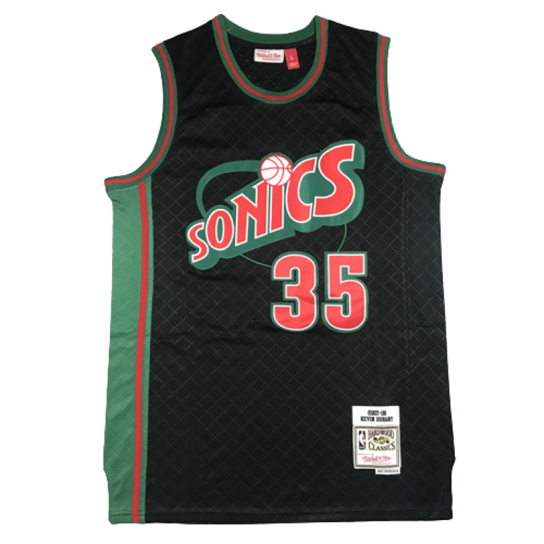 Camiseta NBA Los Angeles Lakers Russell Westbrook 0 City Edition Nike Negra. La Camiseta NBA Los Angeles Lakers Russell Westbrook 0 City Edition Nike Negra es una indumentaria repleta de mística, elegancia y jerarquía que inmortaliza la etapa de Russell Westbrook en su ciudad natal vistiendo el emblemático dorsal "0". Diseñada bajo la cotizada serie City Edition / Lore, esta musculosa rinde tributo a la memoria y filosofía Mamba adoptando una sobria base en negro profundo. En el centro del torso resalta la clásica palabra "LAKERS" en tipografía deportiva morada enmarcada por finas líneas en amarillo oro, acompañada por el inconfundible dorsal "0" en el mismo esquema cromático. Presenta remates elásticos acanalados en amarillo oro y púrpura a lo largo del cuello redondo y las sisas, el logotipo Swoosh de Nike en amarillo sobre el pecho derecho, el patrocinador Wish a la izquierda y la etiqueta de autenticidad Nike NBA sobre el dobladillo inferior. Diseñada para ofrecer los más altos estándares de comodidad, transpirabilidad y estilo urbano tanto dentro como fuera de la cancha de básquetbol, la Camiseta NBA Los Angeles Lakers Russell Westbrook 0 City Edition Nike Negra garantiza ligereza, libertad de movimiento y una presencia de colección única para cualquier aficionado. Por qué esta camiseta destaca: La Explosividad de Russell Westbrook (#0): Inmortaliza la etapa del noveno jugador en la historia con más triples-dobles y MVP de la NBA vistiendo la camiseta del equipo de su infancia. Edición Especial Lore / Mamba Tribute: Su elegante combinación de detalles morados y dorados sobre fondo negro mate le otorga un aspecto sigiloso, moderno y sumamente exclusivo. Paleta Tri-Color Icónica: La combinación del negro profundo con los detalles en amarillo oro y púrpura fusiona la sobriedad del streetwear urbano con los colores sagrados de los Lakers. Dónde el diseño se encuentra con la función: Esta pieza combina la identidad de Los Ángeles con especificaciones técnicas de alto nivel orientadas al uso activo diario y deportivo. Su tejido sintético calado facilita la regulación térmica corporal y promueve una circulación constante del aire, resultando idónea tanto para jugar al básquetbol como para alentar en el Crypto.com Arena o armar atuendos de moda urbana contemporánea. Características que marcan la diferencia: Confeccionada en malla sintética microperforada de alta densidad, resistente al desgaste y decoloración. Cuello redondo y sisas en tejido elástico acanalado en contraste dorado y púrpura. Nombre del equipo, dorsal 0 en tono morado con contorno dorado, Swoosh de Nike y patrocinador Wish minuciosamente aplicados. Etiqueta oficial Nike NBA en la parte inferior izquierda. Corte holgado sin mangas que asegura total libertad de movimiento. Costuras reinforced de perfil plano para evitar roces e irritaciones en la piel. Camiseta NBA Los Angeles Lakers Russell Westbrook 0 City Edition Nike Negra Compatibilidad y consideraciones de cuidado: Calce regular / holgado estilo NBA; se recomienda solicitar la talla habitual. Lavar a máquina en ciclo delicado con agua fría y la prenda al revés para proteger estampados y detalles de marca. No utilizar suavizante de telas, blanqueadores ni secadora automática para prolongar la vida útil del tejido. No aplicar plancha de forma directa sobre estampados, parches ni etiquetas oficiales. Versión oficial comercial idónea para uso cotidiano, regalo memorable o archivo personal. Esta indumentaria corresponde a la versión oficial City Edition de Los Angeles Lakers personalizada con Russell Westbrook #0.